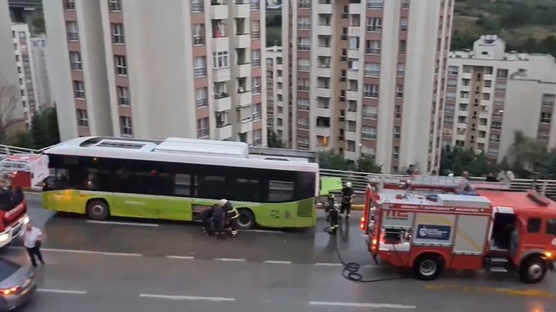 Belediye otobüsünden çıkan dumanlar korkuttu KOCAELİ’NİN İZMİT İLÇESİNDE SEYİR HALİNDEKİ BELEDİYE OTOBÜSÜNDEN MOTOR KISMINDAN ÇIKAN