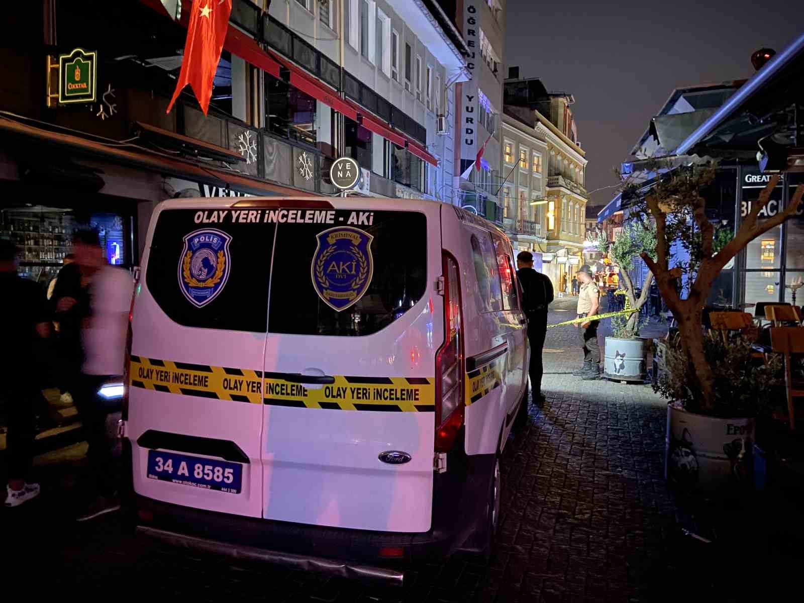 BEŞİKTAŞ ÇARŞI’DA KANLI GECE: SİLAHLI SALDIRIYA UĞRAYAN MOTOSİKLETLİ AĞIR YARALANDI