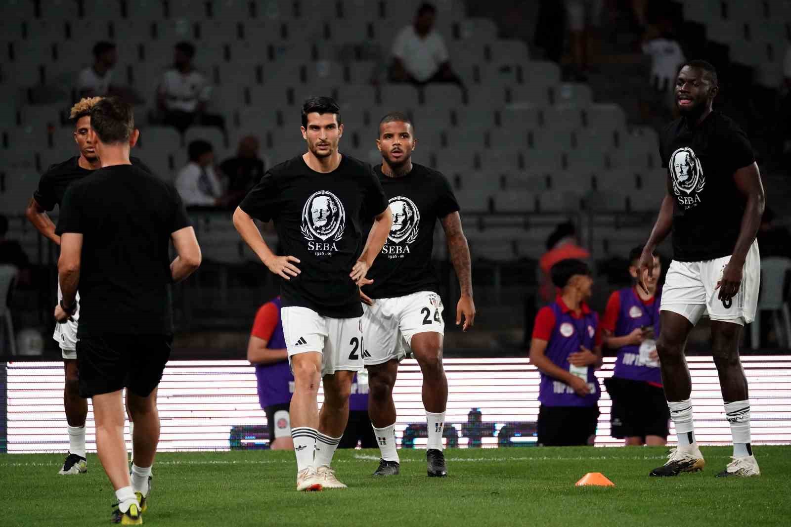 BEŞİKTAŞLI FUTBOLCULAR, FATİH KARAGÜMRÜK MAÇI ÖNCESİ ISINMAYA ÜZERİNDE KULÜBÜN ONURSAL