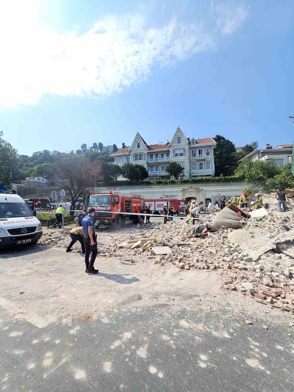 BEŞİKTAŞ KURUÇEŞME'DE TARİHİ BİR BİNANIN DUVARI, RESTORASYON ÇALIŞMALARI SIRASINDA ÇÖKTÜ.