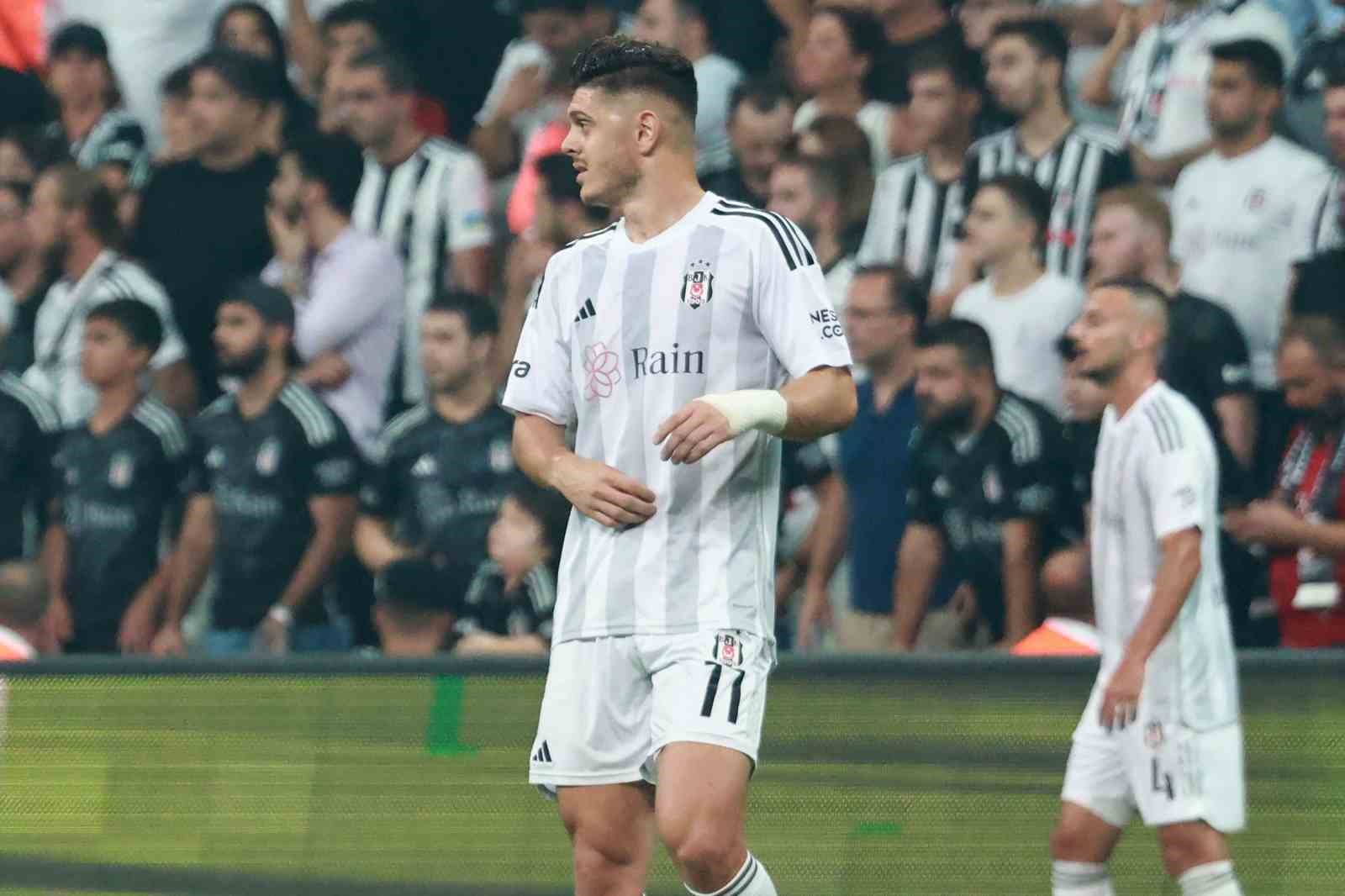BEŞİKTAŞ’IN YENİ TRANSFERLERİNDEN MİLOT RASHİCA, DİNAMO KİEV MAÇIYLA BİRLİKTE SİYAH-BEYAZLI