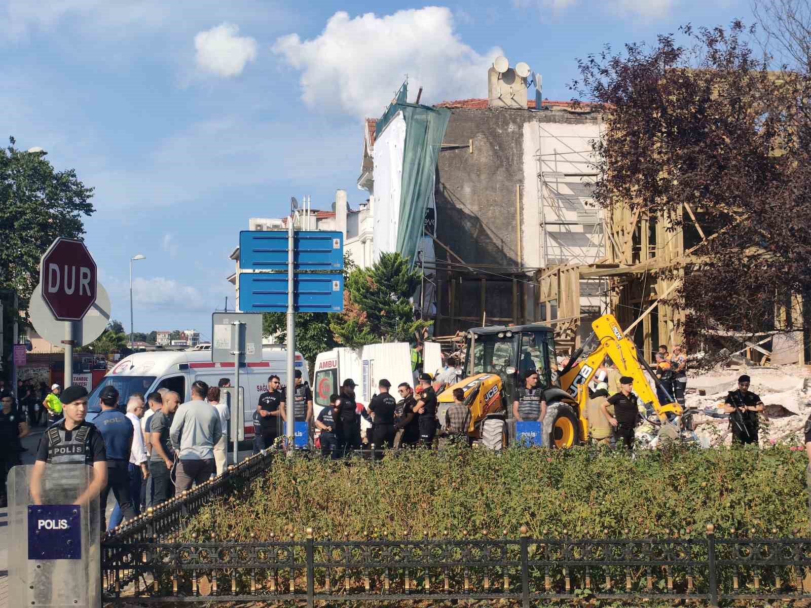 BEŞİKTAŞ’TA RESTORASYON ÇALIŞMASI YAPILAN 3 KATLI BİNANIN DUVARININ YIKILMASI SONUCU