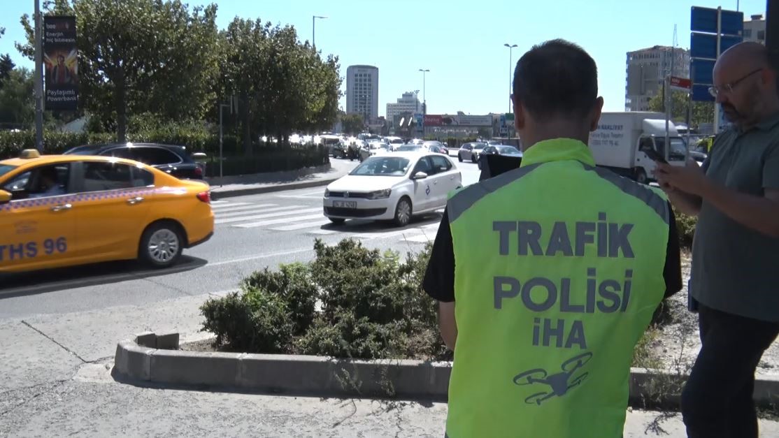 BEŞİKTAŞ’TA YAPILAN DENETİMLERDE YAYA GEÇİTLERİNDE, YOLUN KARŞISINA GEÇMEK İSTEYEN YAYALARA