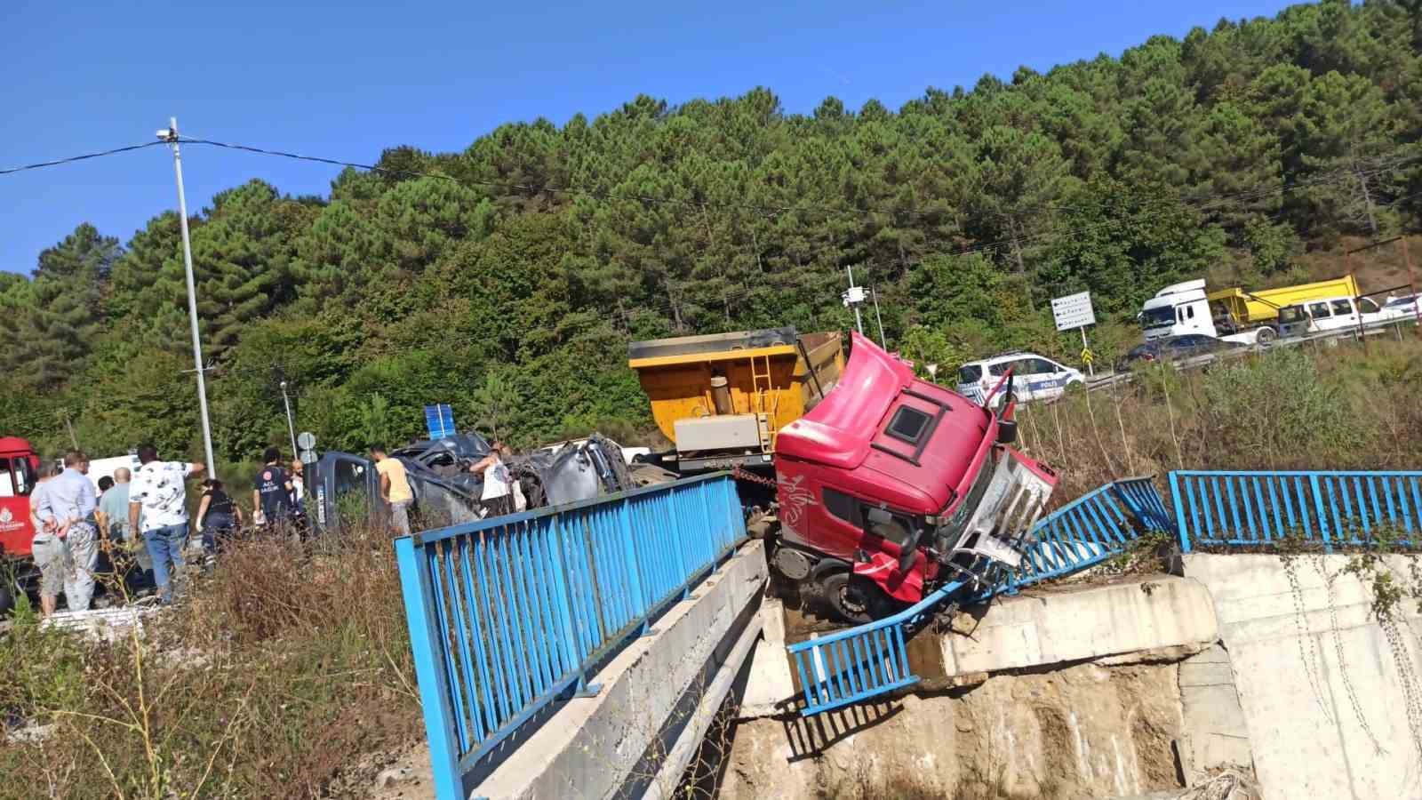 BEYKOZ’DA HAFRİYAT KAMYONU İLE OTOMOBİL ÇARPIŞTI. KAZA SONUCU OTOMOBİL İÇERİSİNDE
