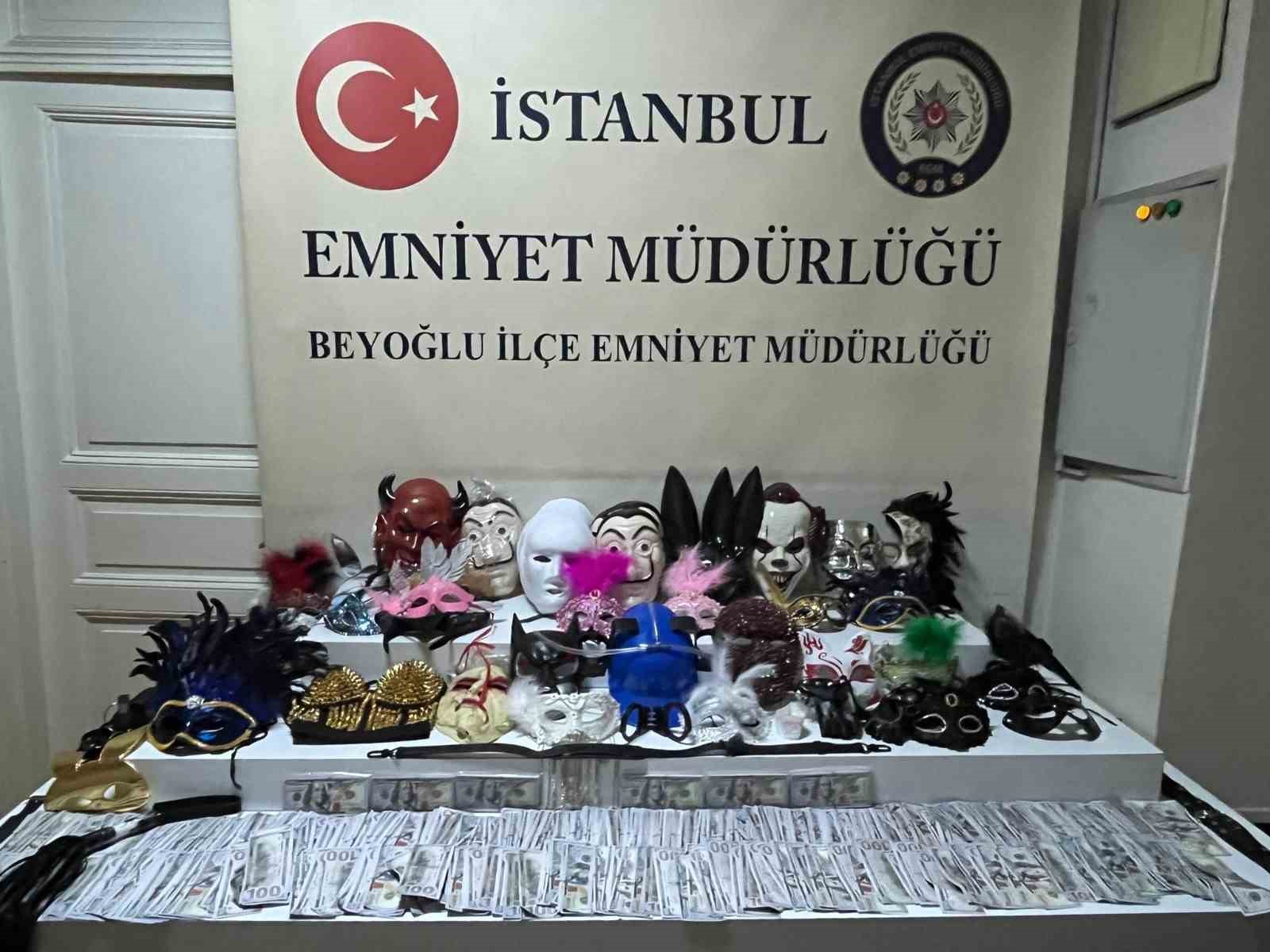 ADRESTE YAPILAN ARAMALARDA ÜZERİNDE GEÇERSİZ İBARESİ OLAN ÇOK SAYIDA DOLAR,