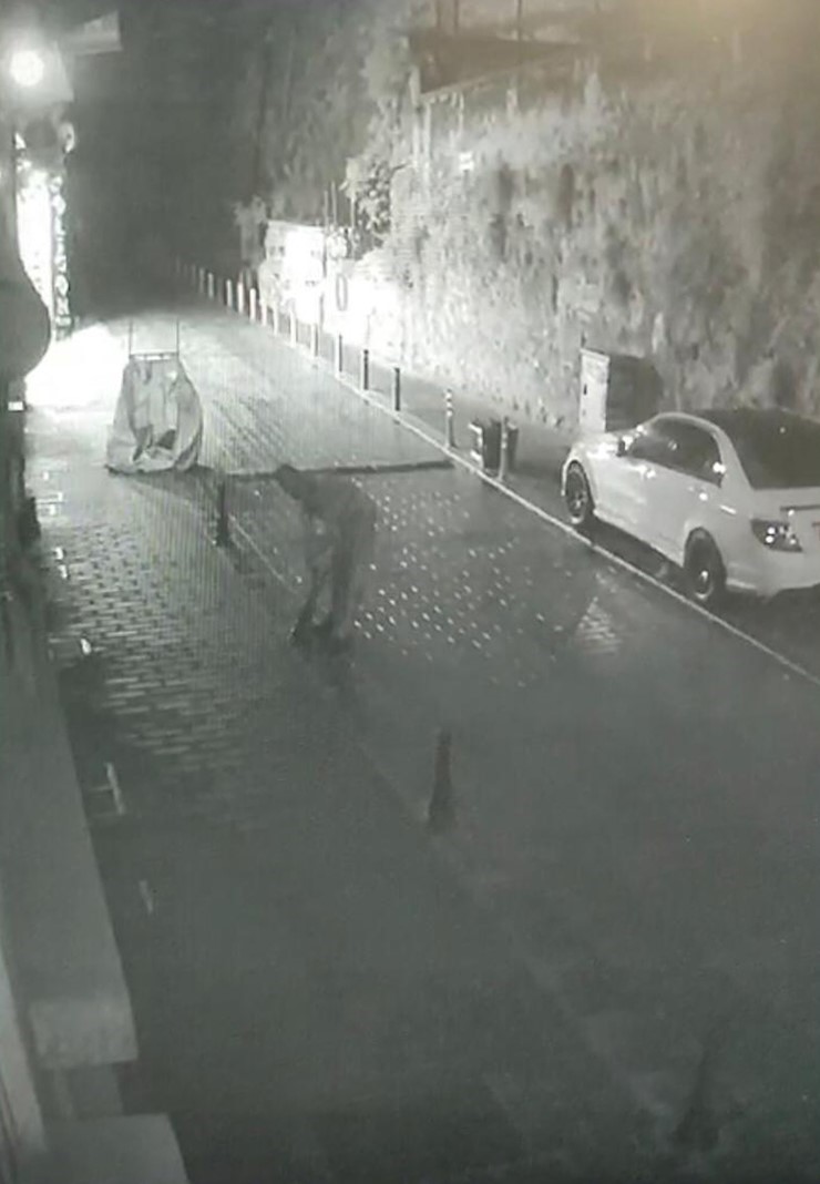 BEYOĞLU'NDA KAĞIT TOPLAYICILIĞI YAPAN BİR KİŞİ, KALDIRIMLARDA ARAÇLARIN PARK ETMEMESİ
