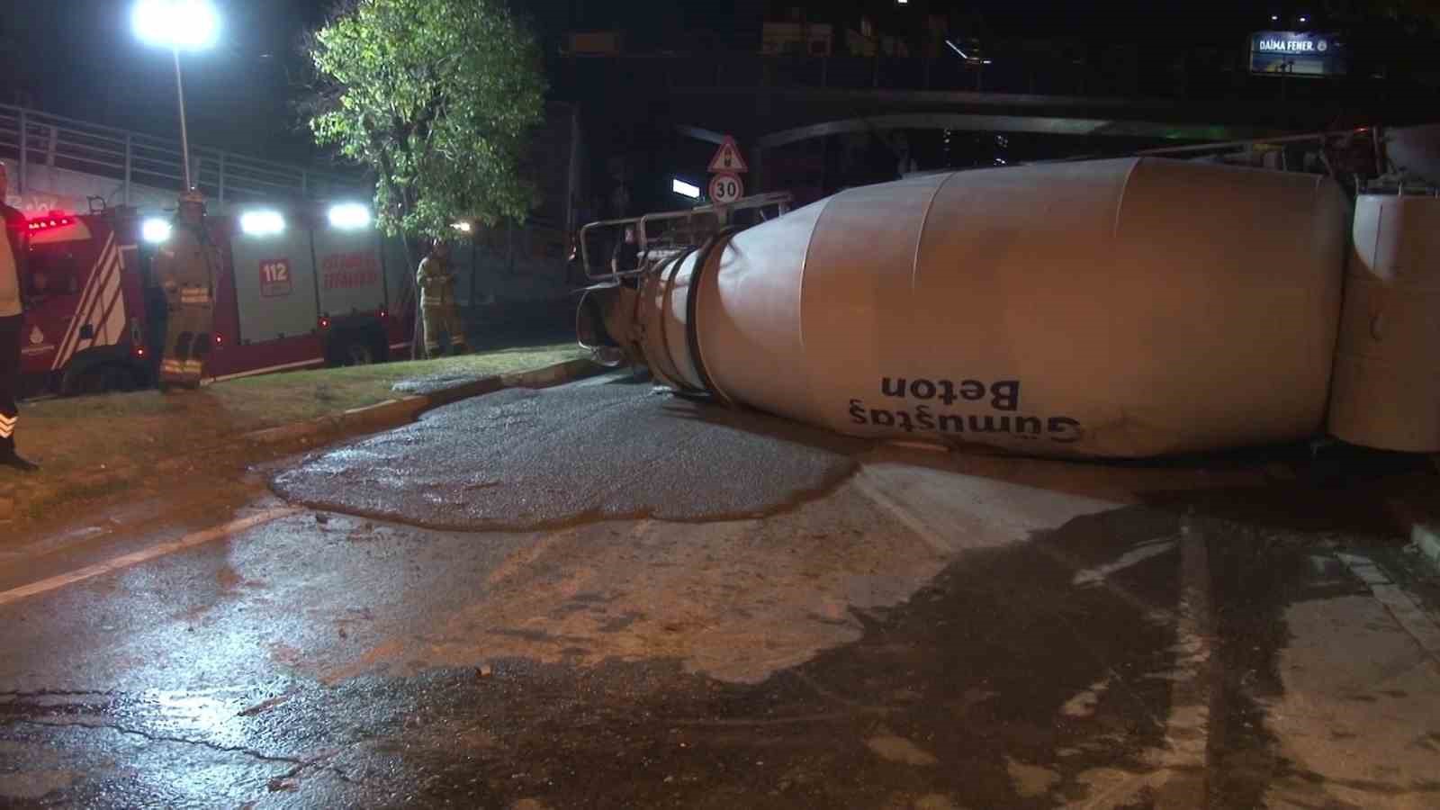 BEYOĞLU’NDA KONTROLDEN ÇIKIP VİRAJI ALAMAYAN BETON MİKSERİ YAN YATTI