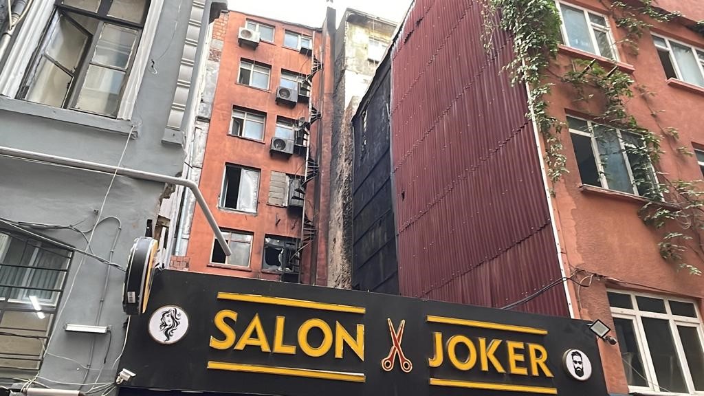 BEYOĞLU’NDA SABAH SAATLERİNDE 5 KATLI BİR OTELİN DIŞ CEPHESİNDE ÇIKAN