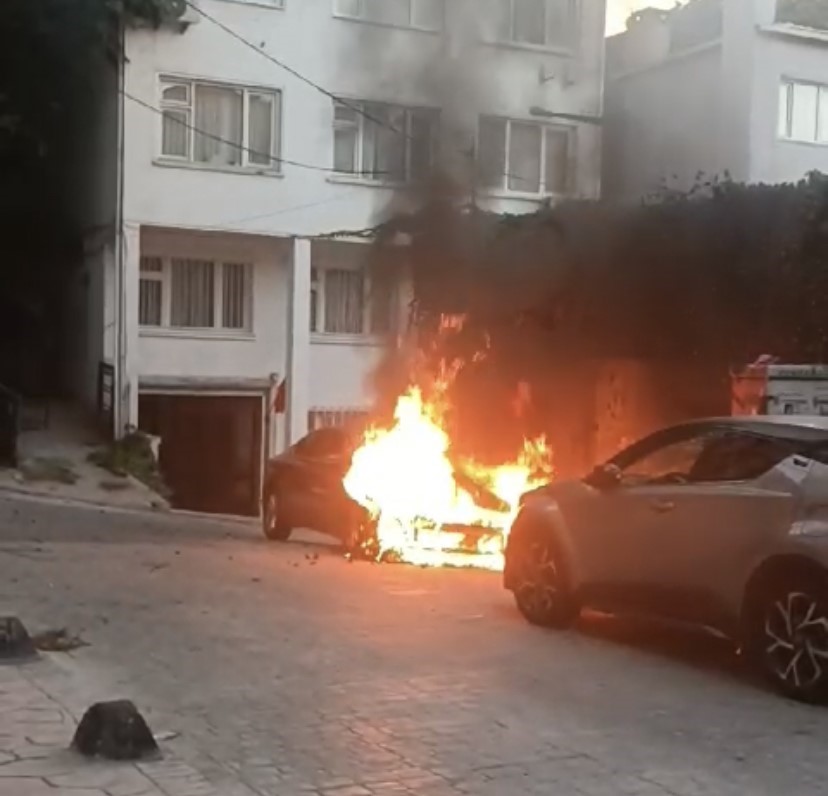 BEYOĞLU’NDA PARK HALİNDEKİ OTOMOBİL ALEV ALEV YANDI