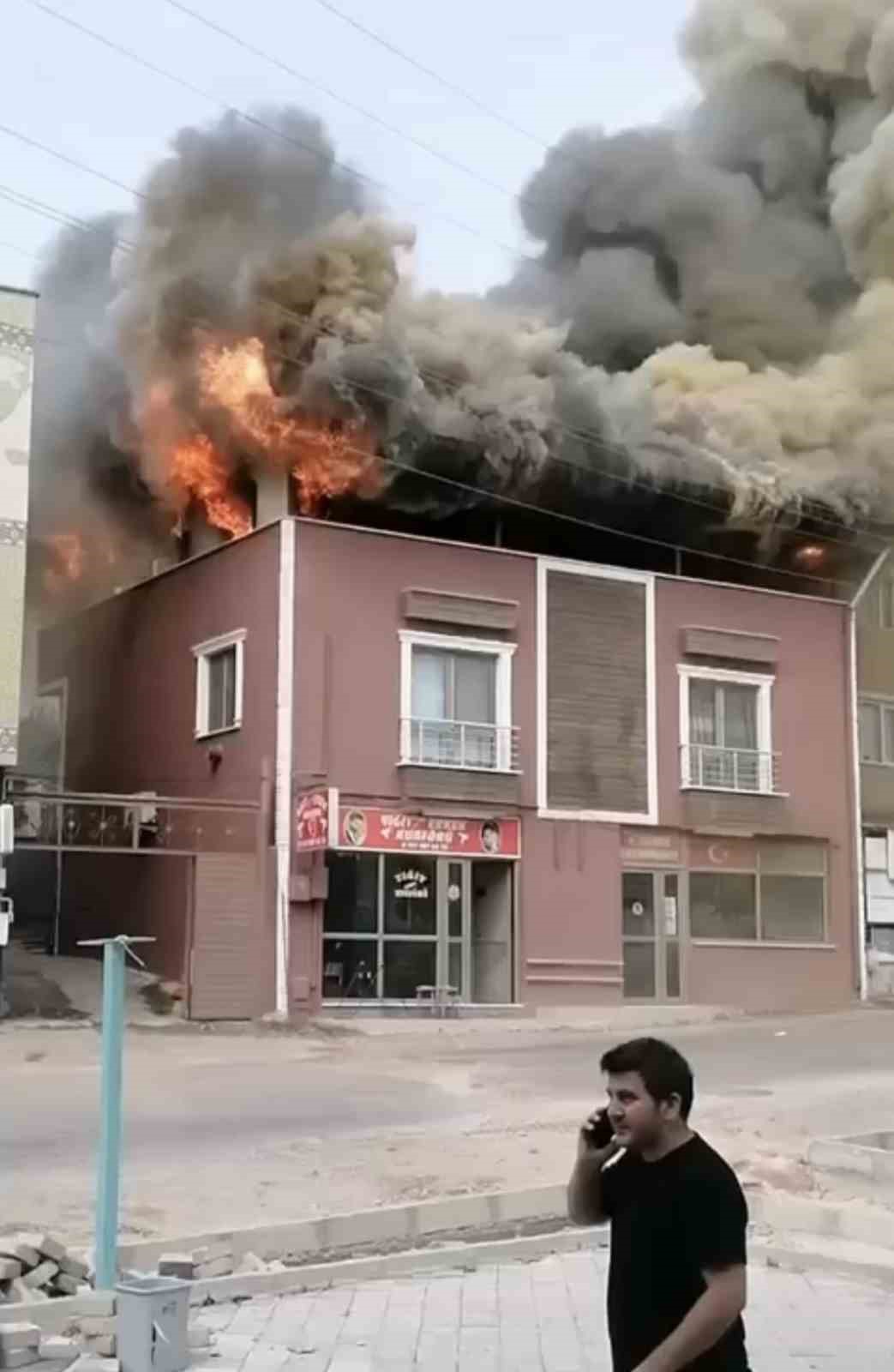 BURSA'DA İKİ KATLI BİR BİNANIN TERAS KISMI ALEVLERE TESLİM OLDU.