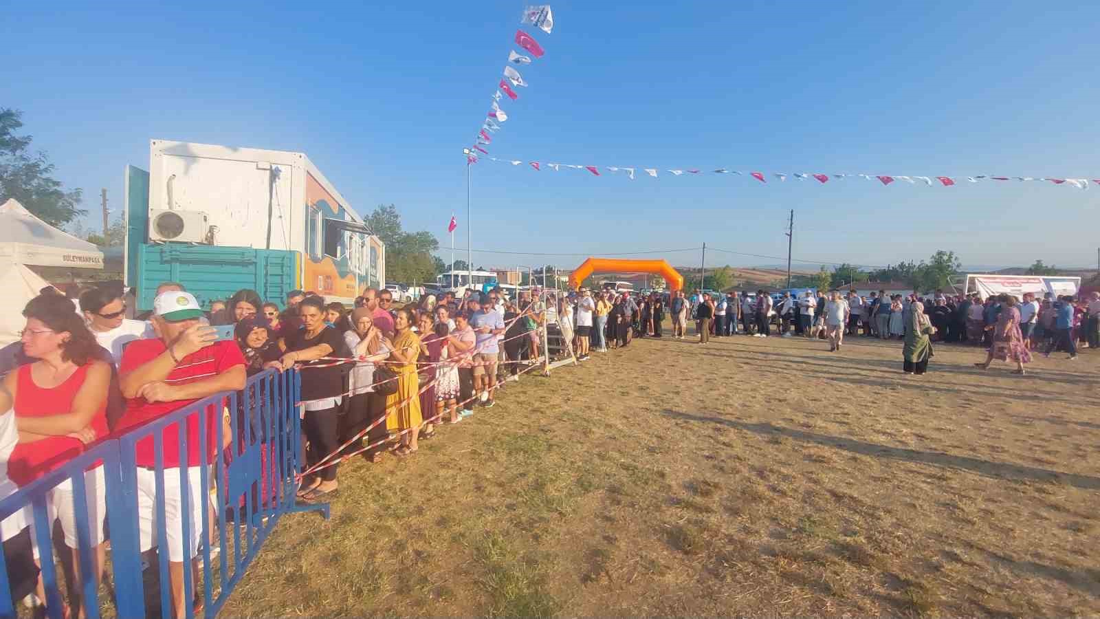 ŞENLİKTE KARPUZ İKRAMI YAPILIRKEN VATANDAŞLAR, KARPUZ YEMEK İÇİN SIRAYA GİREREK