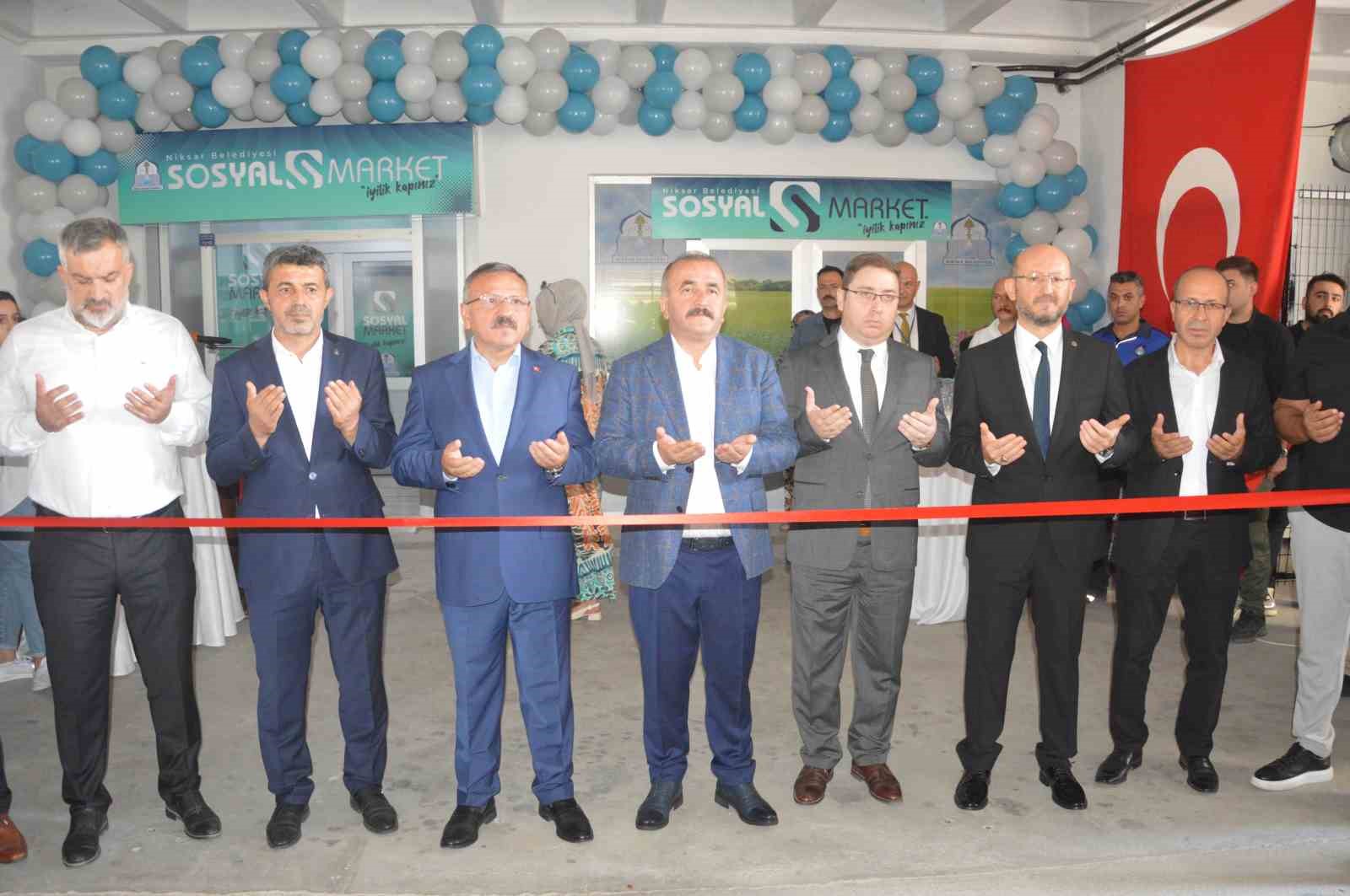 TOKAT'TIN NİKSAR İLÇESİNDE İHTİYAÇ SAHİPLERİNİN İHTİYAÇLARINI KARŞILAMAK ÜZERE 'SOSYAL MARKET'İN