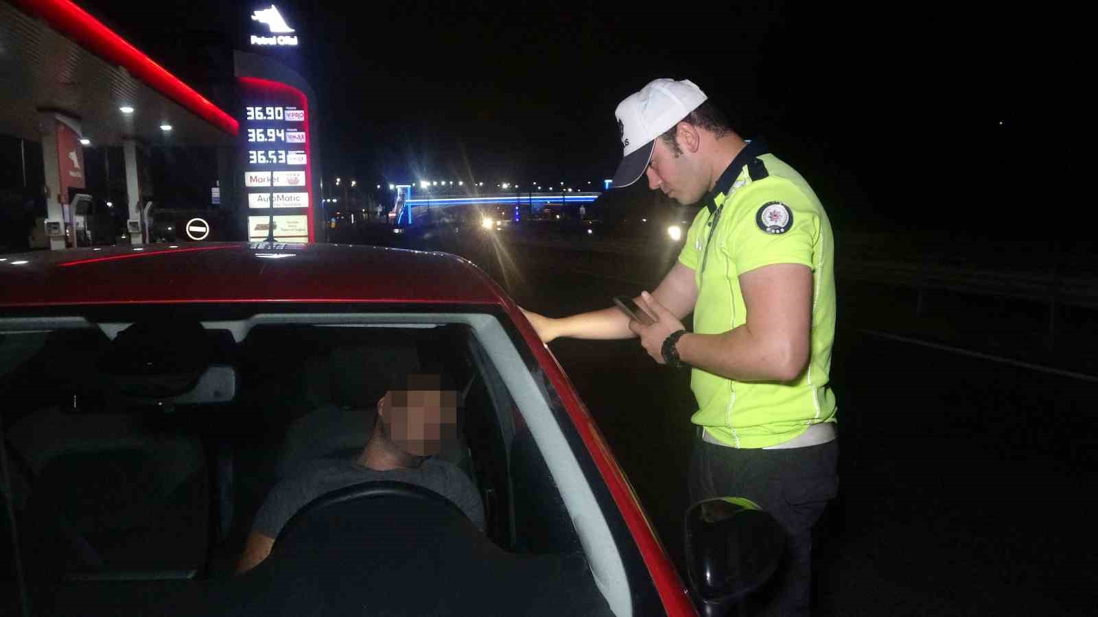 Bu uykunun bedeli 436 TL KOCAELİ'NİN İZMİT İLÇESİNDE AKARYAKIT İSTASYONUN ÇIKIŞINA PARK ETTİĞİ OTOMOBİL İÇİNDE