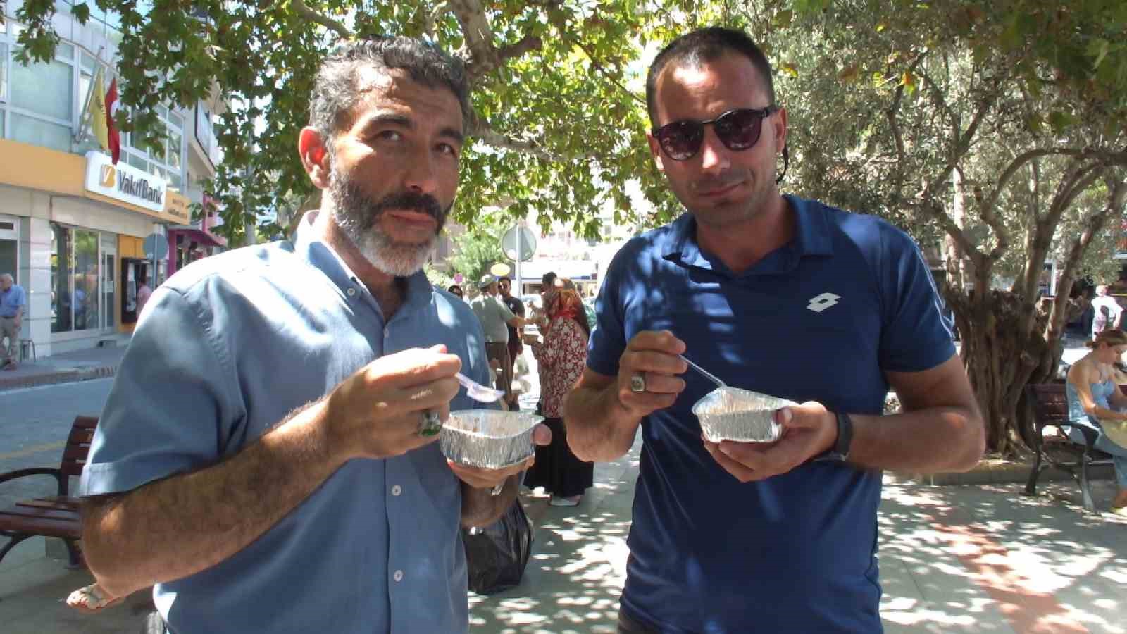 Burhaniye’de bin 500 kişiye aşure ikramı AŞURE YEDİLER