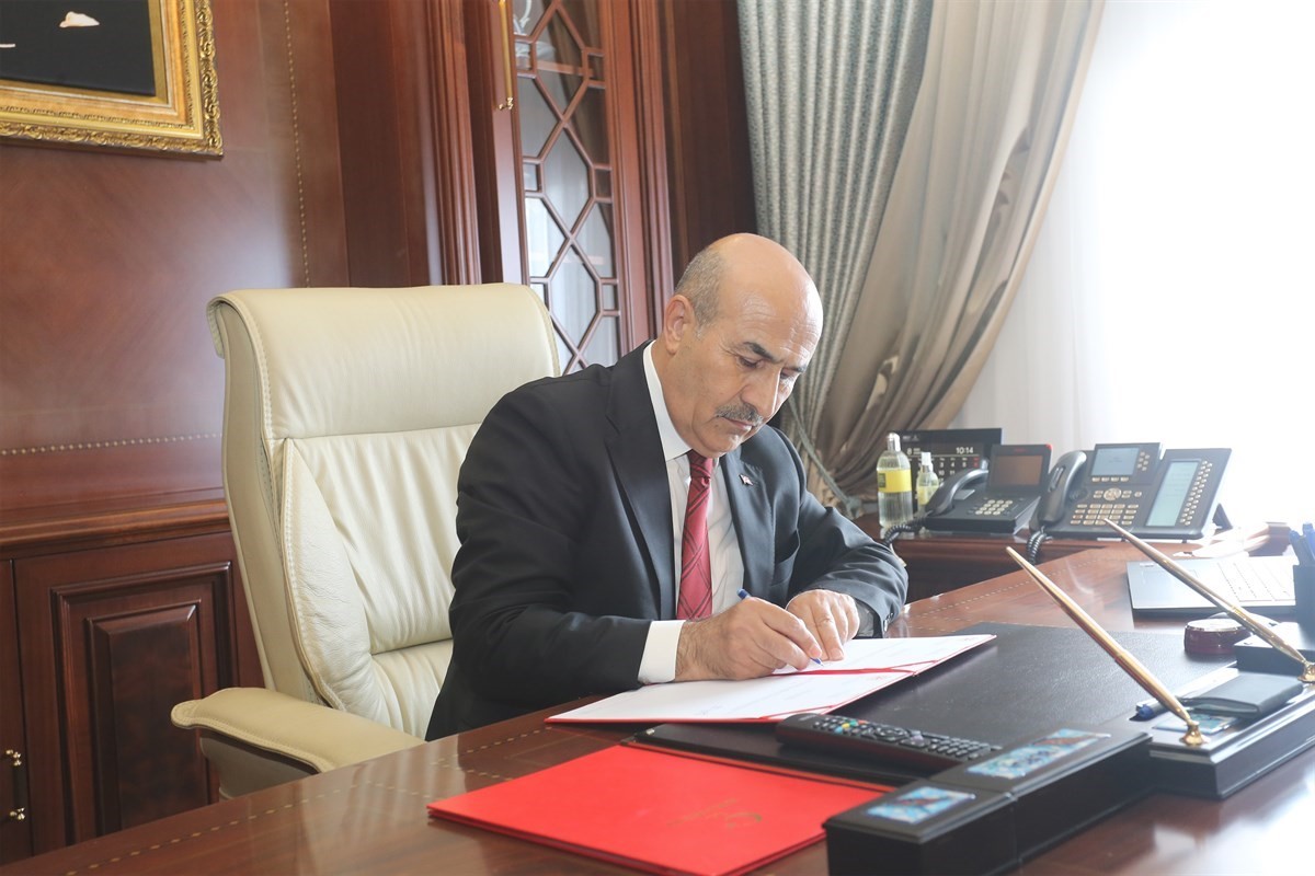 GÖREVE YENİ BAŞLAYAN BURSA VALİSİ MAHMUT DEMİRTAŞ, KENDİSİNE GÖNDERİLECEK ÇİÇEK