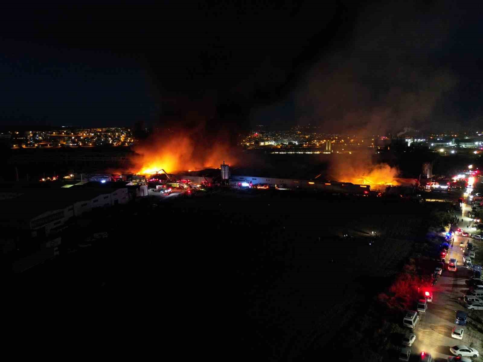 BURSA’NIN İNEGÖL İLÇESİNDE 10 FABRİKAYA SİRAYET EDEN YANGIN GECE SAATLERİNDE