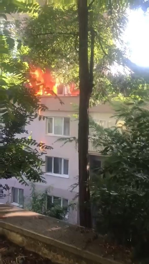 BURSA’DA 4 KATLI BİR APARTMANIN ÇATI KATI ALEV ALEV YANDI.