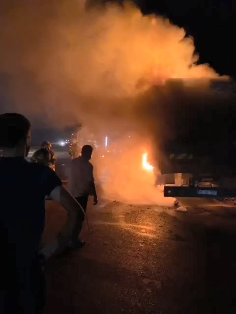 BURSA’DA ARI YÜKLÜ KAMYON SEYİR HALİNDEYKEN BİR ANDA ALEV ALDI.