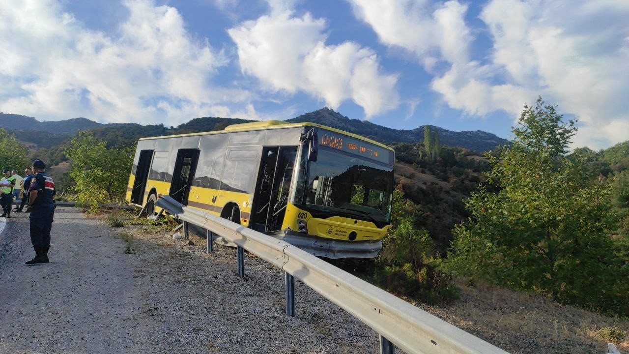 BURSA’DA KAHRAMAN ŞOFÖR, FRENİ BOŞALAN OTOBÜSÜ BARİYERLERE ÇARPTIRARAK 10’LARCA KİŞİNİN