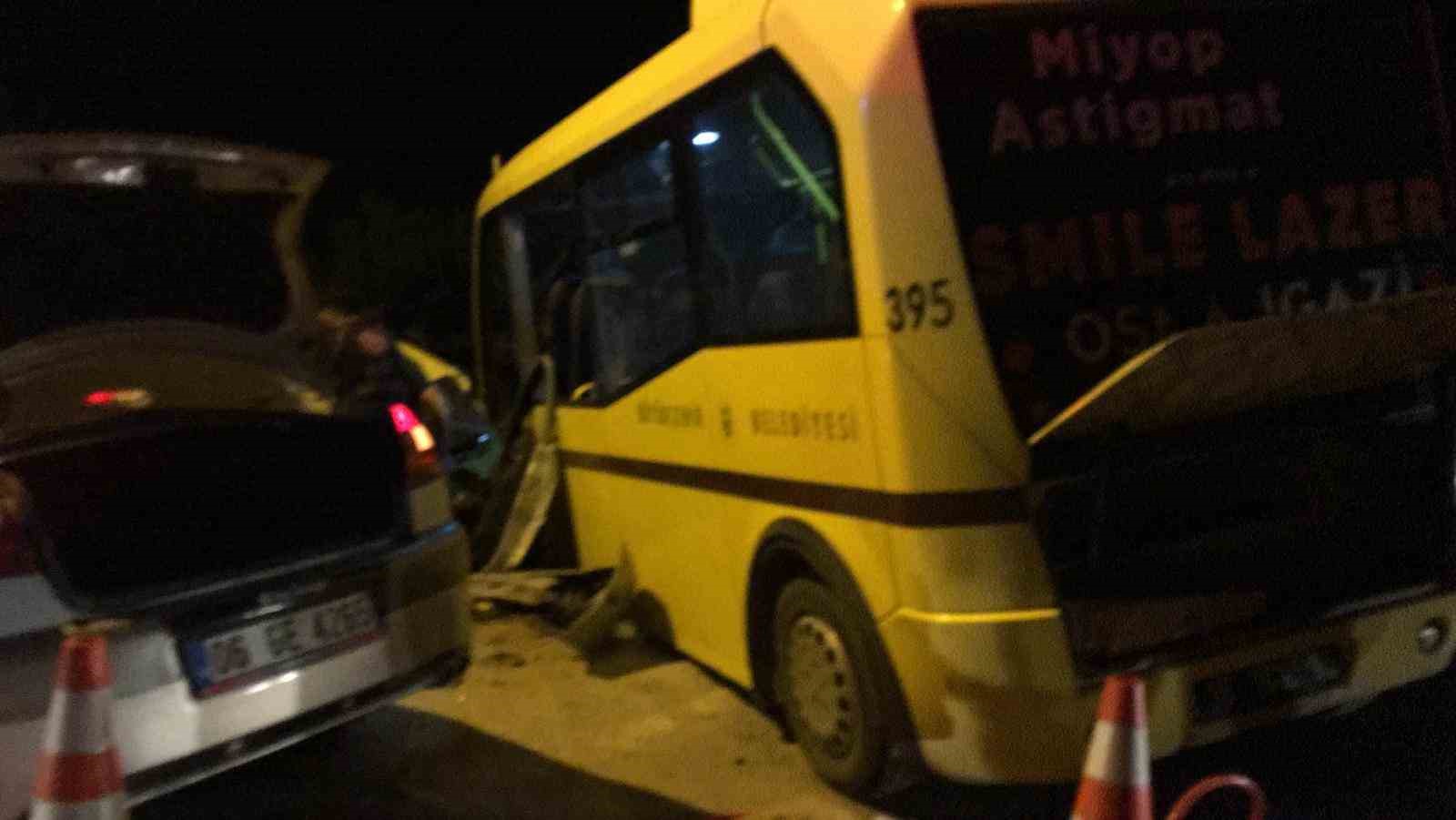 BURSA'DA BELEDİYE OTOBÜSÜYLE OTOMOBİL KAFA KAFAYA ÇARPIŞTI. KAZA SONUCU 2