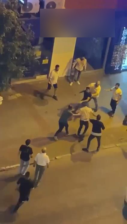 BURSA’DA İKİ GRUP ARASINDA ÇIKAN TARTIŞMA KAVGAYA DÖNÜŞÜNCE BIÇAKLAR KONUŞTU.
