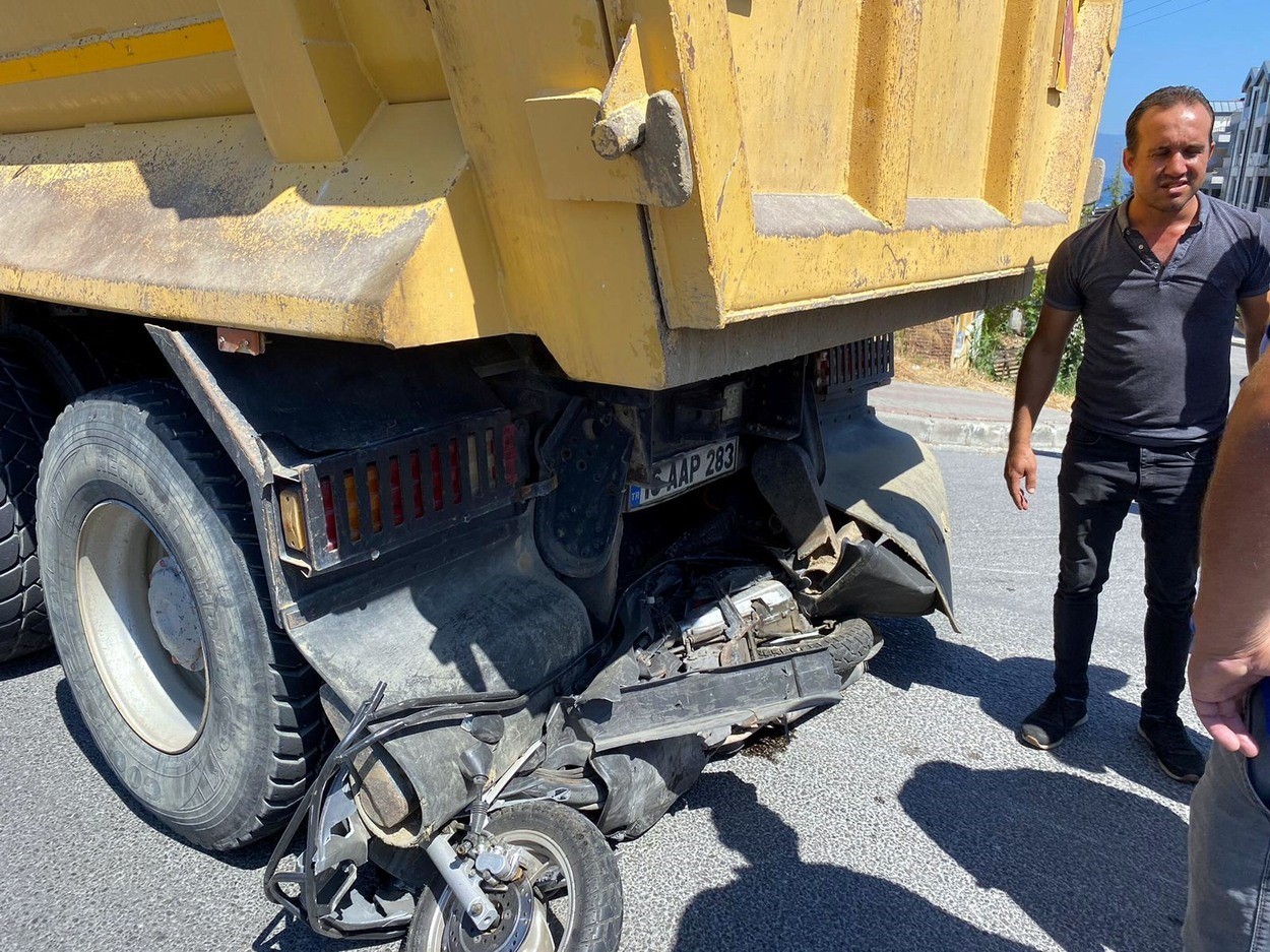 BURSA’DA ÖĞLE SAATLERİNDE MEYDANA GELEN KAZADA MOTOSİKLET SÜRÜCÜSÜ DENGESİNİ KAYBEDEREK