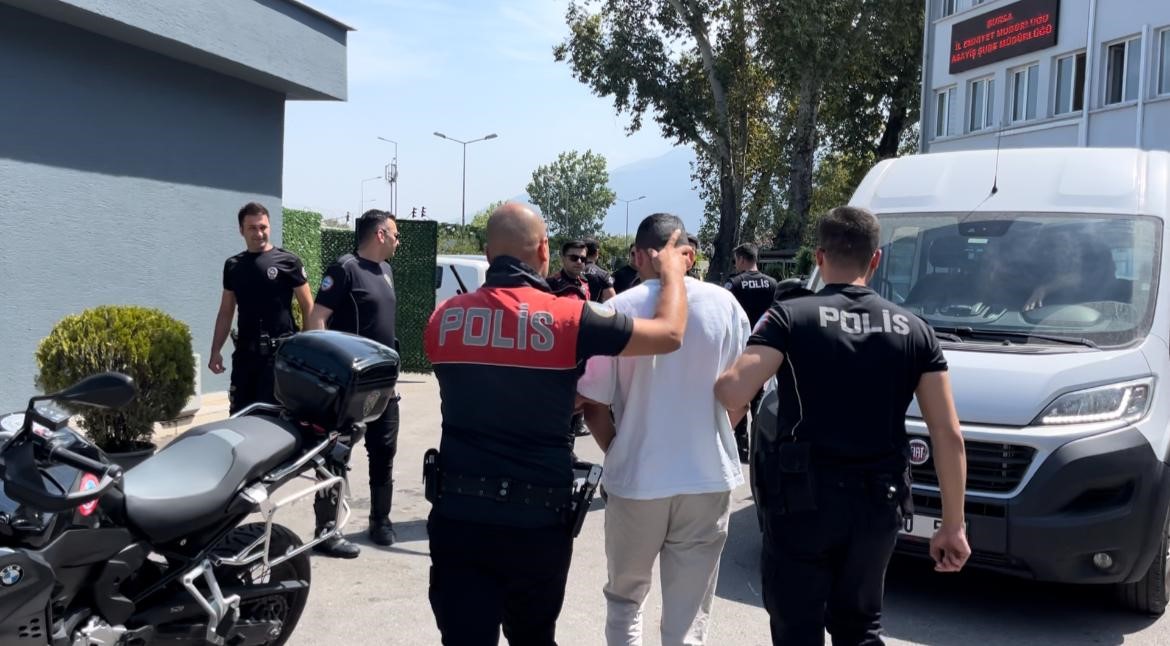 BURSA POLİSİ, ŞEHİRDE MAGANDALIK YAPAN KİŞİLERE GÖZ AÇTIRMIYOR. OTOBÜS DURAĞINDA