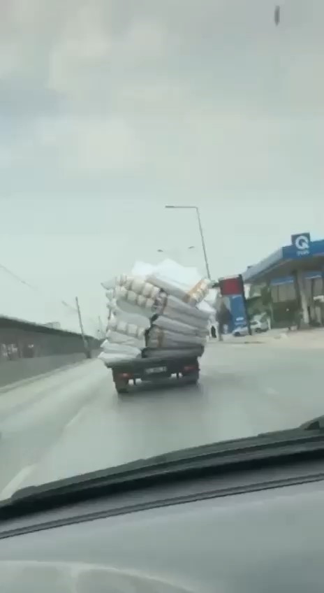 BURSA'NIN OSMANGAZİ İLÇESİNDE TRAFİKTE TEHLİKELİ TAŞIMACILIK YAŞANDI. KORKU DOLU ANLAR