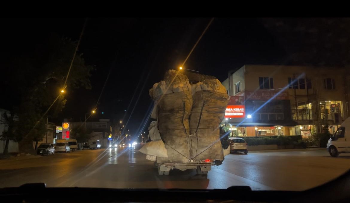 BURSA’DA TRAFİĞE ÇIKAN BİR KAMYONET SÜRÜCÜSÜ, YÜKLEDİĞİ AŞIRI YÜKLE NE