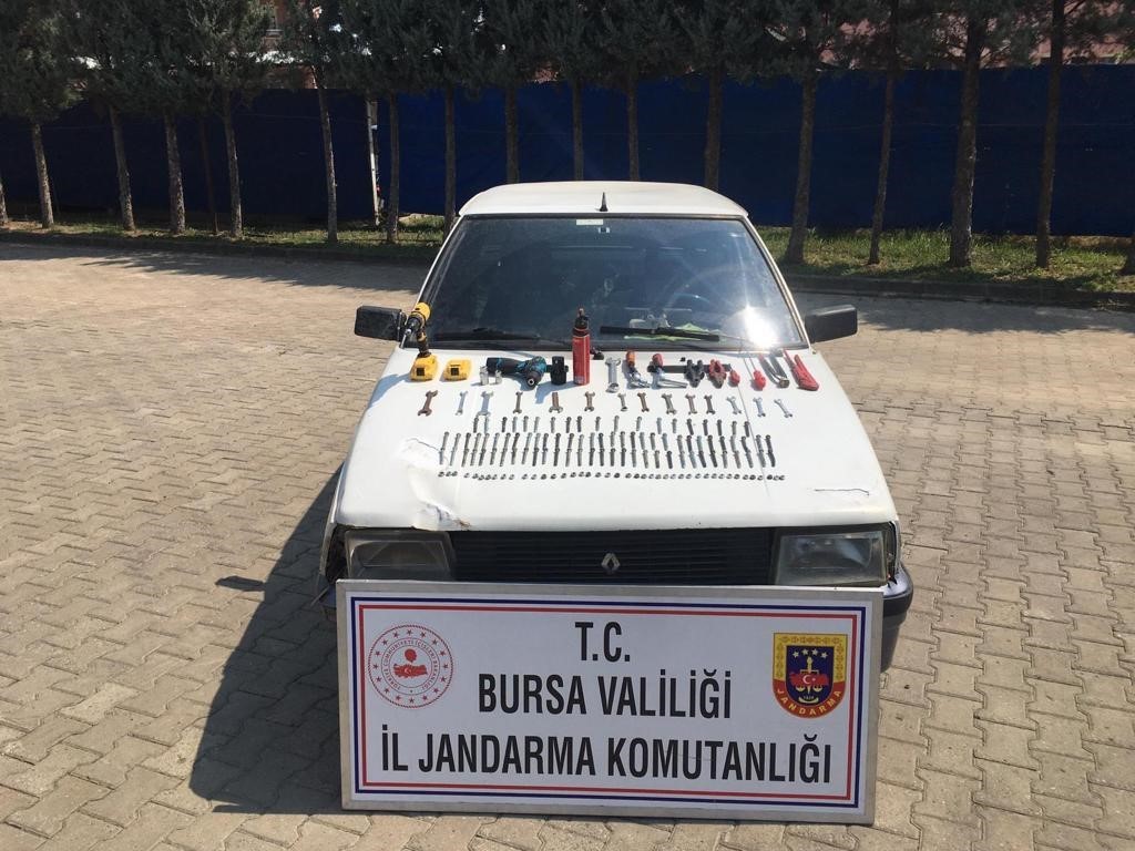 BURSA'DA JANDARMA EKİPLERİ HIRSIZLIK YAPAN ÇETEYİ KISKIVRAK YAKALADI.