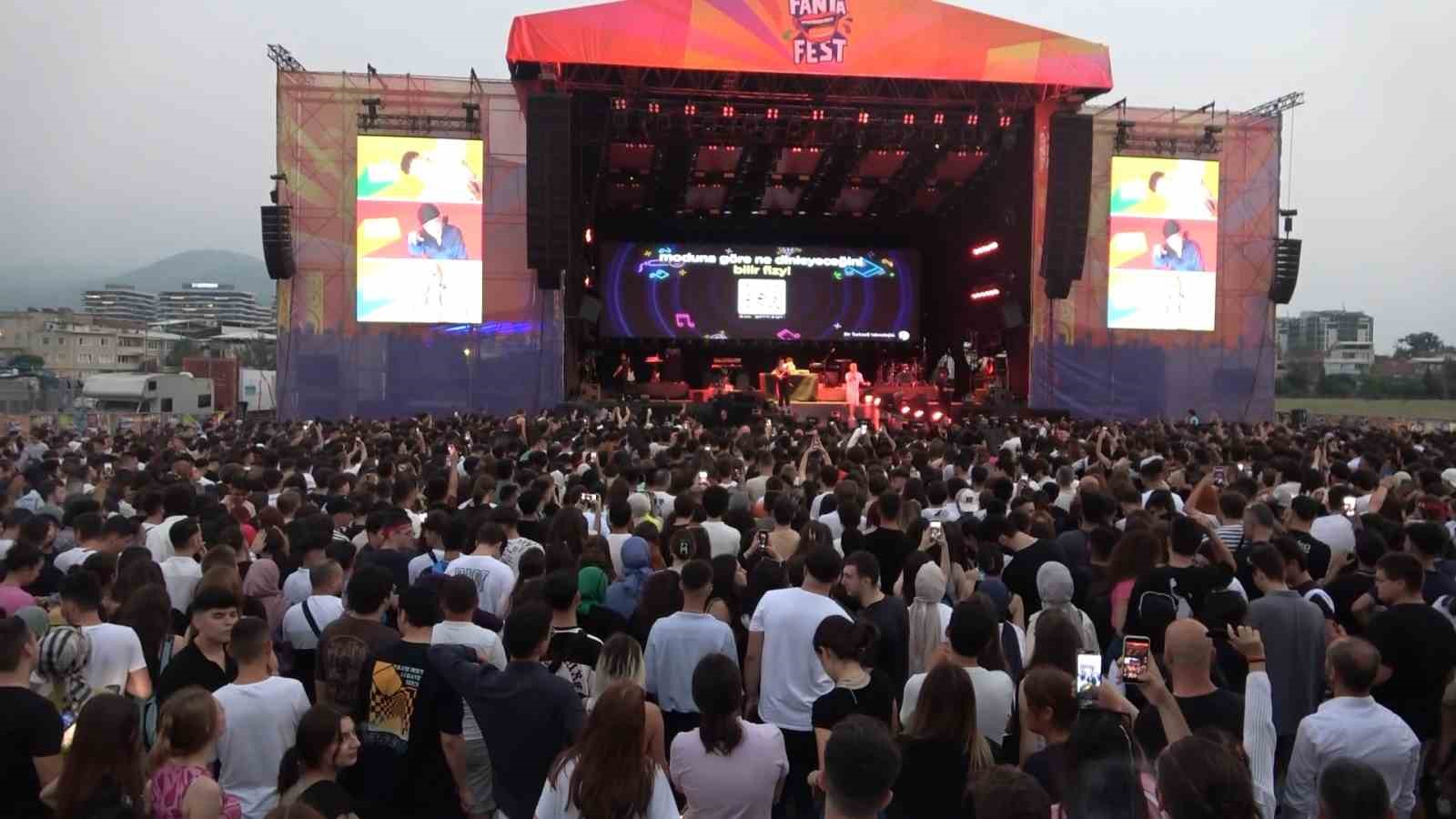 FANTAFEST’İN BURSA YUNUSELİ HAVALİMANI’NDA DÜZENLEMİŞ OLDUĞU KONSERDE GÜNEŞ, CEZA VE