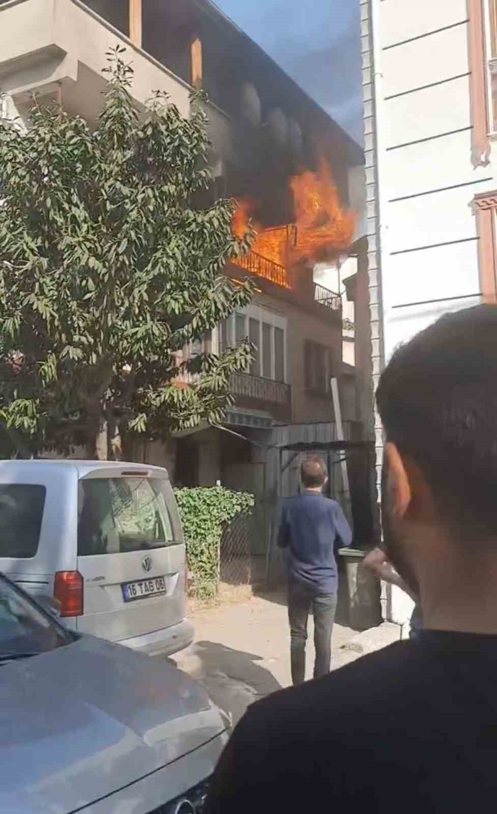 BURSA’DA 3 KATLI BİR BİNANIN 2. ALEV ALEV YANDI. MAHALLE
