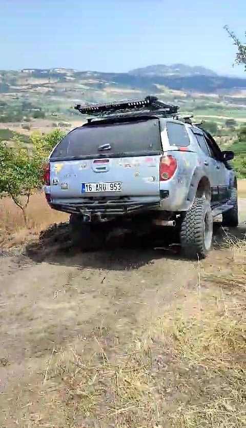 BURSA'NIN MUSTAFAKEMALPAŞA İLÇESİNDE ÇIKAN YANGINA İTFAİYE EKİPLERİ VE OFF-ROAD ARAÇLARIYLA