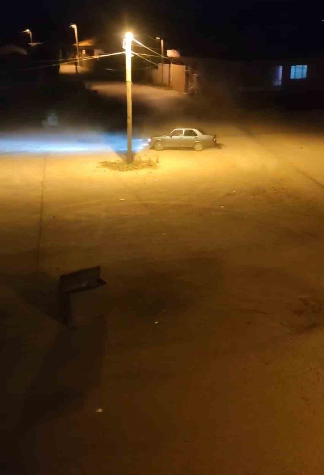 BURSA’DA BİR OTOMOBİL SÜRÜCÜSÜ, ŞAHİN MARKA ARACIYLA DAKİKALARCA DRİFT ATARAK