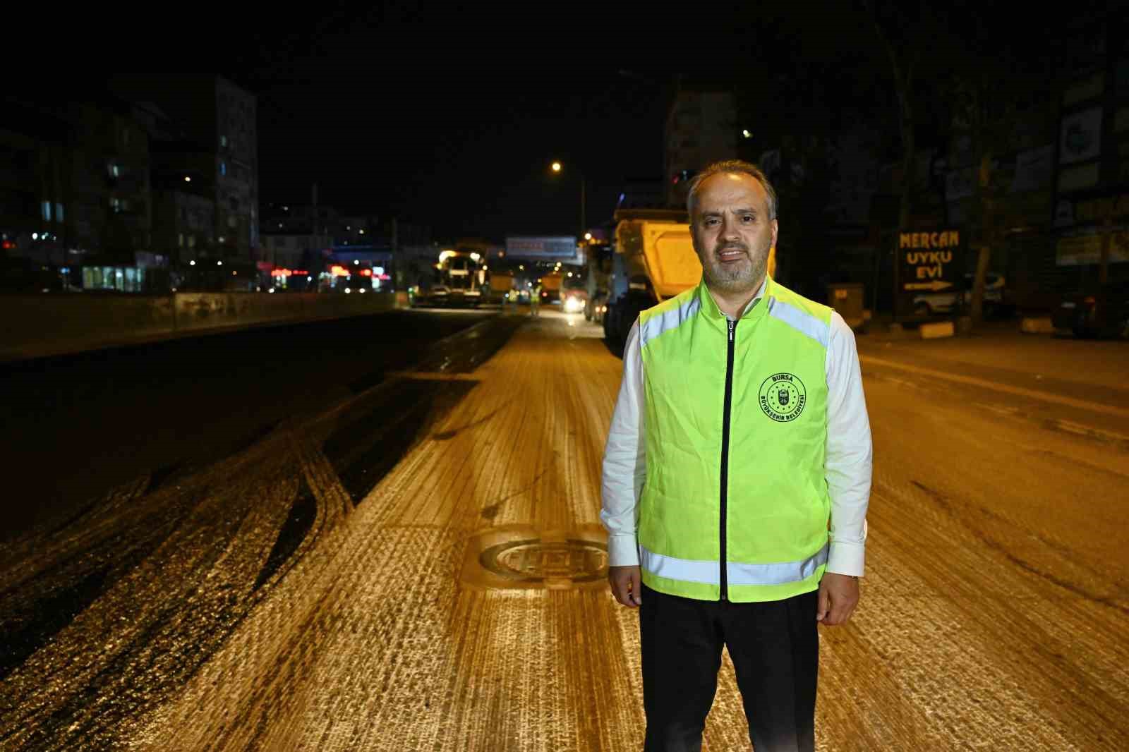 BURSA BÜYÜKŞEHİR BELEDİYESİ’NİN BURSA-ANKARA KARAYOLUNDA SÜRDÜRDÜĞÜ ASFALT YENİLEME ÇALIŞMALARINDA BİR