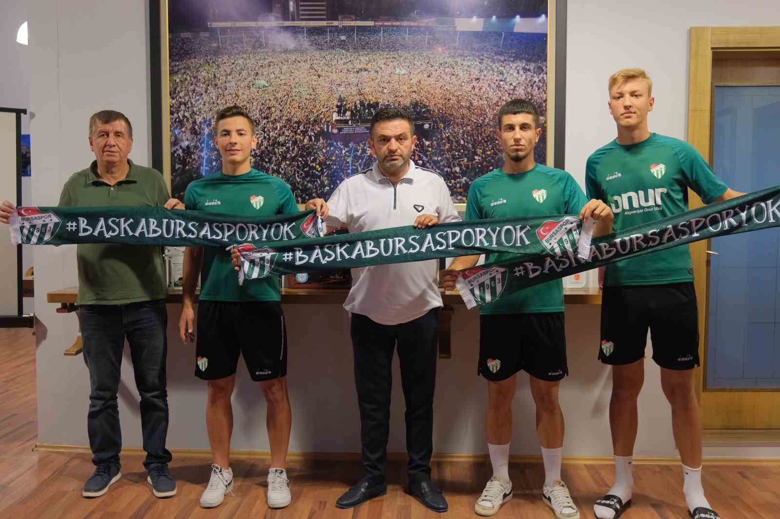 BURSASPOR ALTYAPISINDA YETİŞEN 3 FUTBOLCU İLE PROFESYONEL SÖZLEŞME İMZALADI.