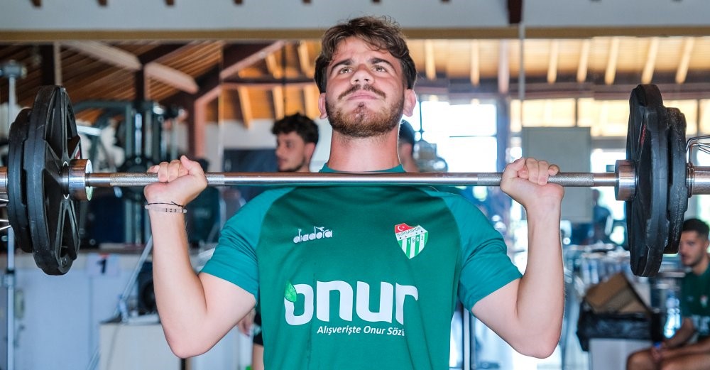 BURSASPOR GÜNDE ÇİFT İDMANLARA DEVAM EDİYOR. YEŞİL-BEYAZLI FUTBOLCULAR, YOĞUN TEMPOYA