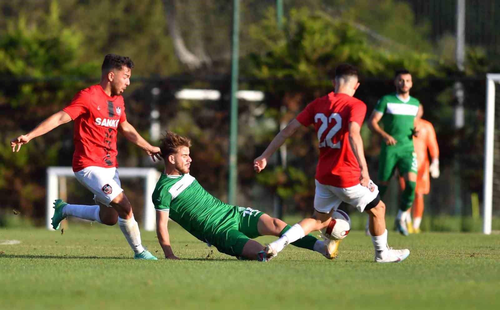 BURSASPOR İLE GAZİANTEP FK ARASINDAKİ HAZIRLIK MAÇINDA GOL SESİ ÇIKMADI.
