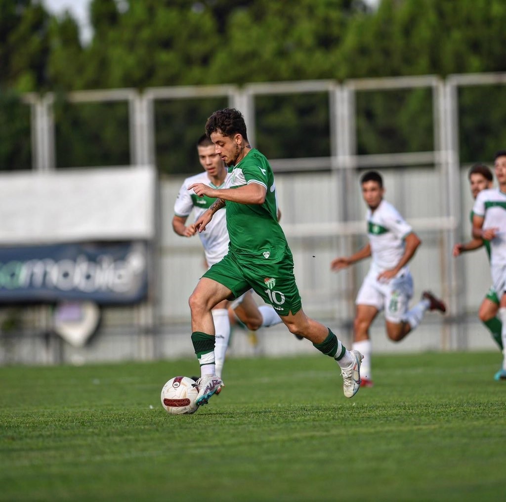 BURSASPORLU FUTBOLCULAR BUGÜNKÜ İDMANDA KENDİ ARASINDA MAÇ YAPTI.