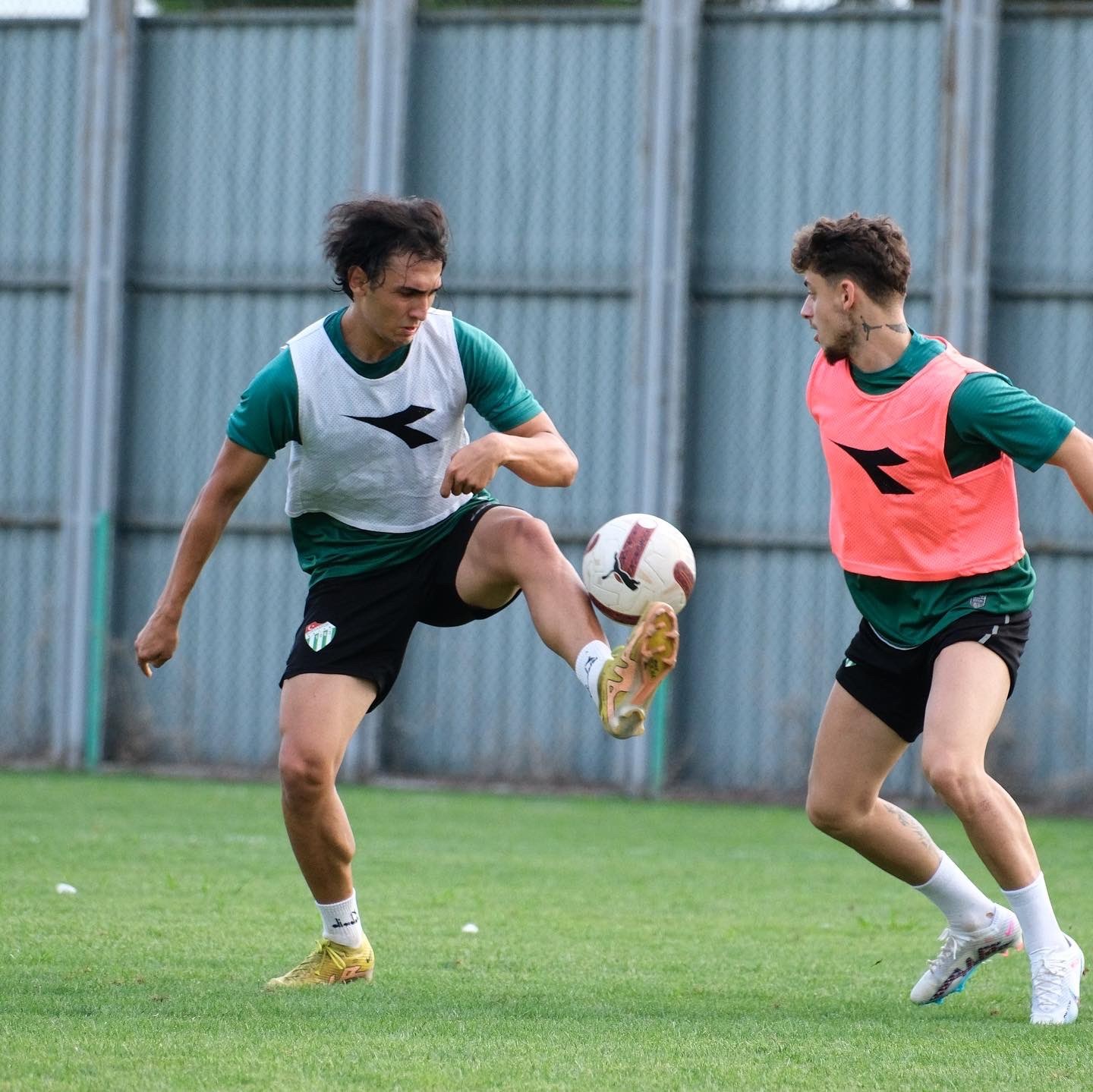 BURSASPOR'DA YENİ SEZON HAZIRLIKLARI BU AKŞAM YAPILAN İDMANLA DEVAM ETTİ.