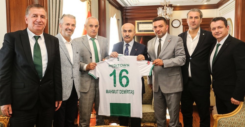 BURSASPOR KULÜBÜ, YENİ BURSA VALİSİ MAHMUT DEMİRTAŞ'I ZİYARET ETTİ.