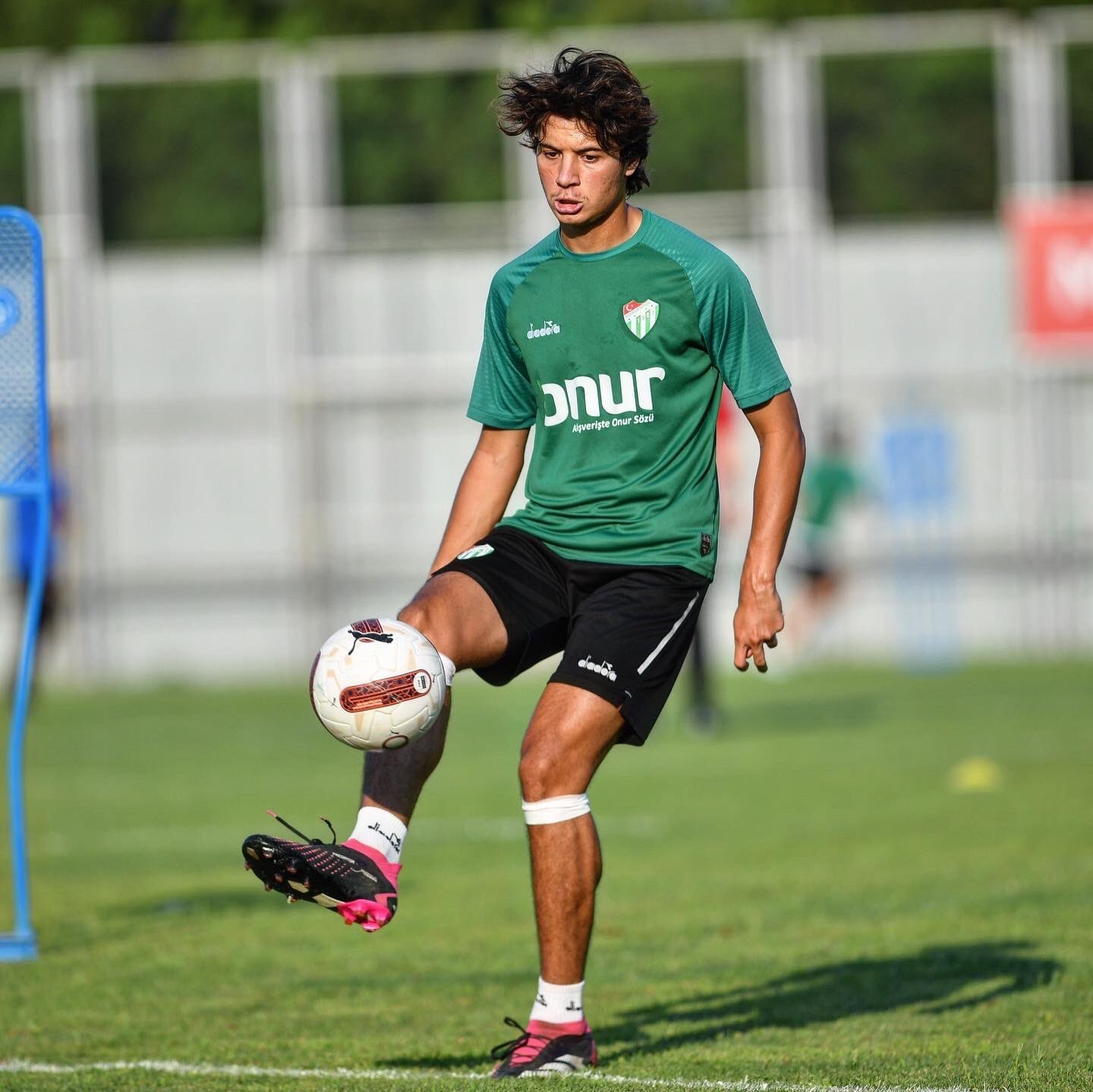 BURSASPOR'DA AKŞAM SAATLERİNDE YAPILAN İDMANLA YENİ MERSİN İDMAN YURDU MAÇI