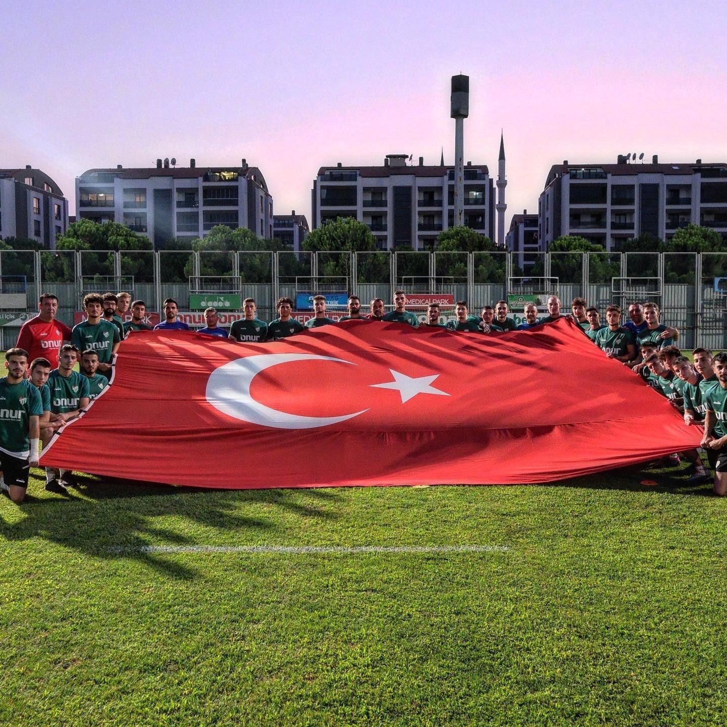BURSASPORLU FUTBOLCULAR, 30 AĞUSTOS ZAFER BAYRAMI SEBEBİYLE DEV TÜRK BAYRAĞI