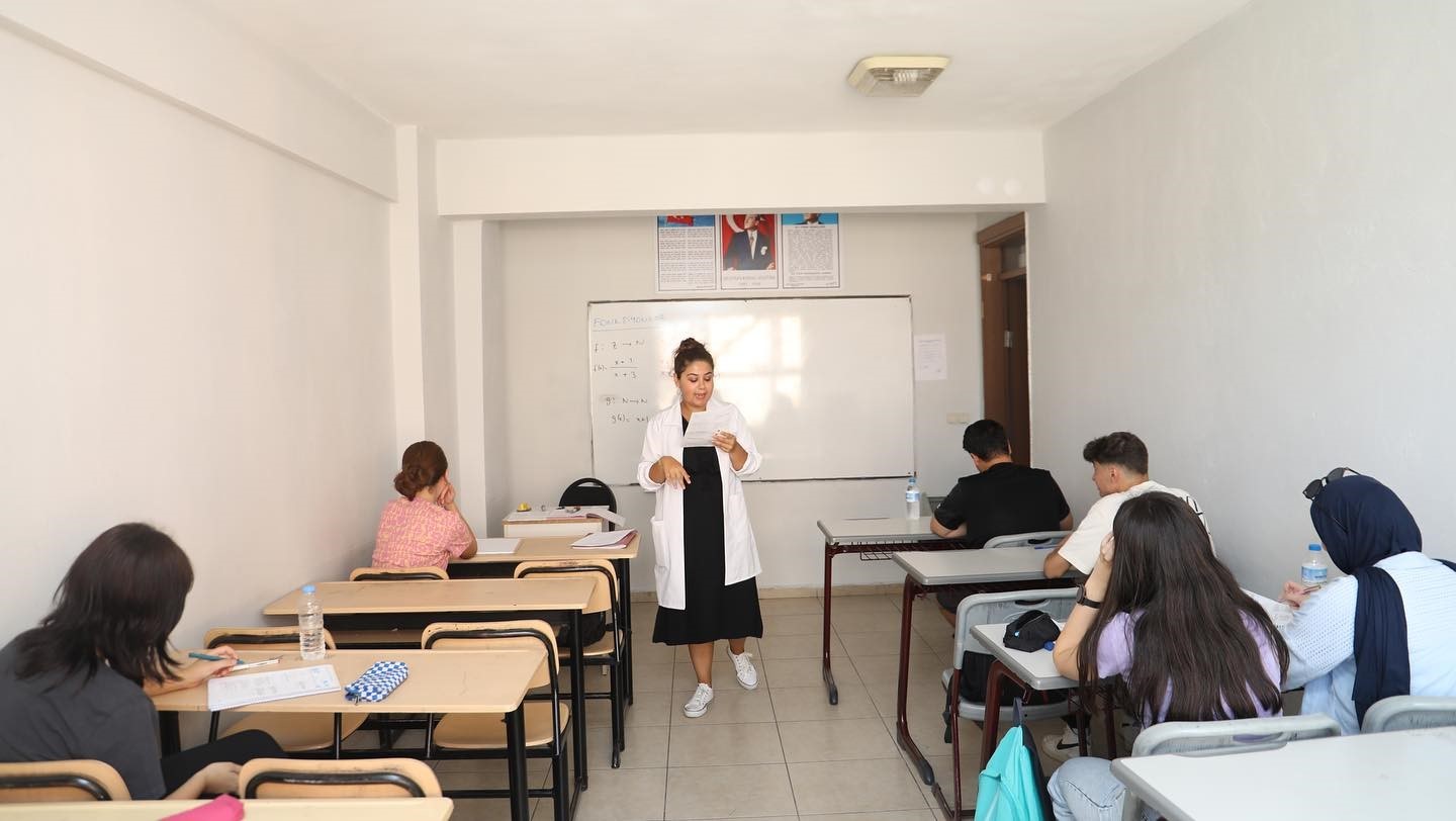 ÖĞRENCİLER DERSTE
