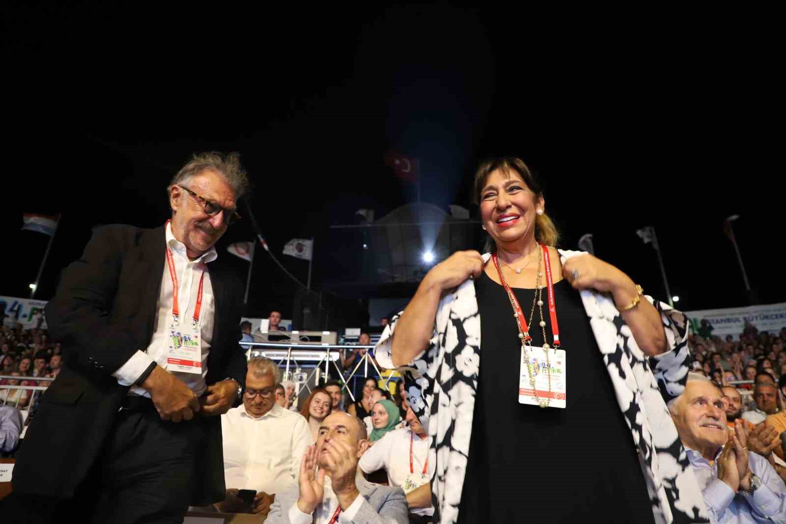 BÜYÜKÇEKMECE'DE DÜZENLENEN FESTİVALDE “KÜLTÜR VE SANATTA YAŞAM BOYU BAŞARI ÖDÜLÜ”