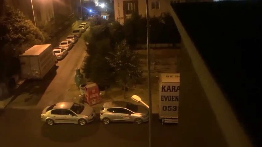 BÜYÜKÇEKMECE'DE OTOMOBİLİYLE GELEREK GİYSİ KUMBARASININ KİLİDİNİ KIRIP İÇİNDEKİ KIYAFETLERİ ALARAK