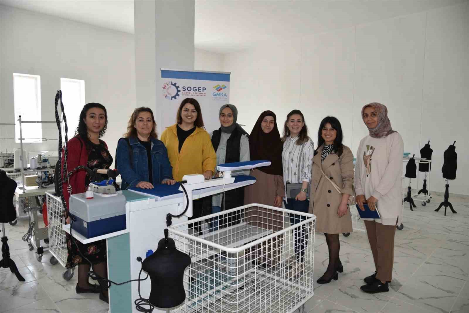 BALIKESİR BÜYÜKŞEHİR BELEDİYESİ, SINDIRGI’DA HİZMETLERİNE DÖRT KOLDAN DEVAM EDİYOR. SINDIRGI’NIN
