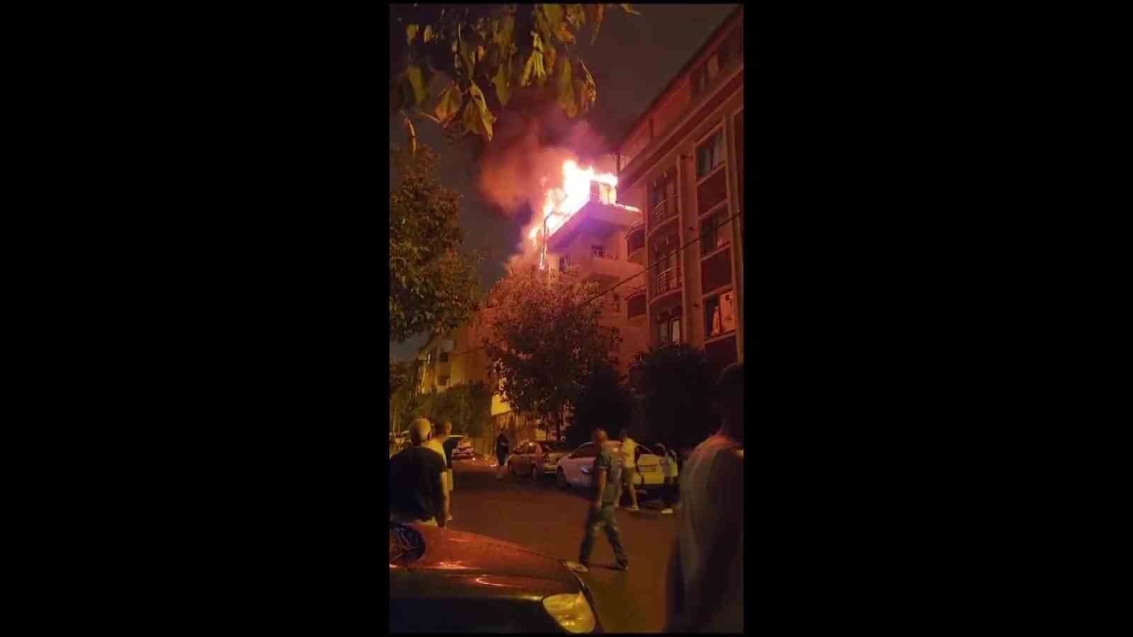 ÇEKMEKÖY'DE 5 KATLI BİNANIN ÇATI KATI ALEV ALEV YANDI