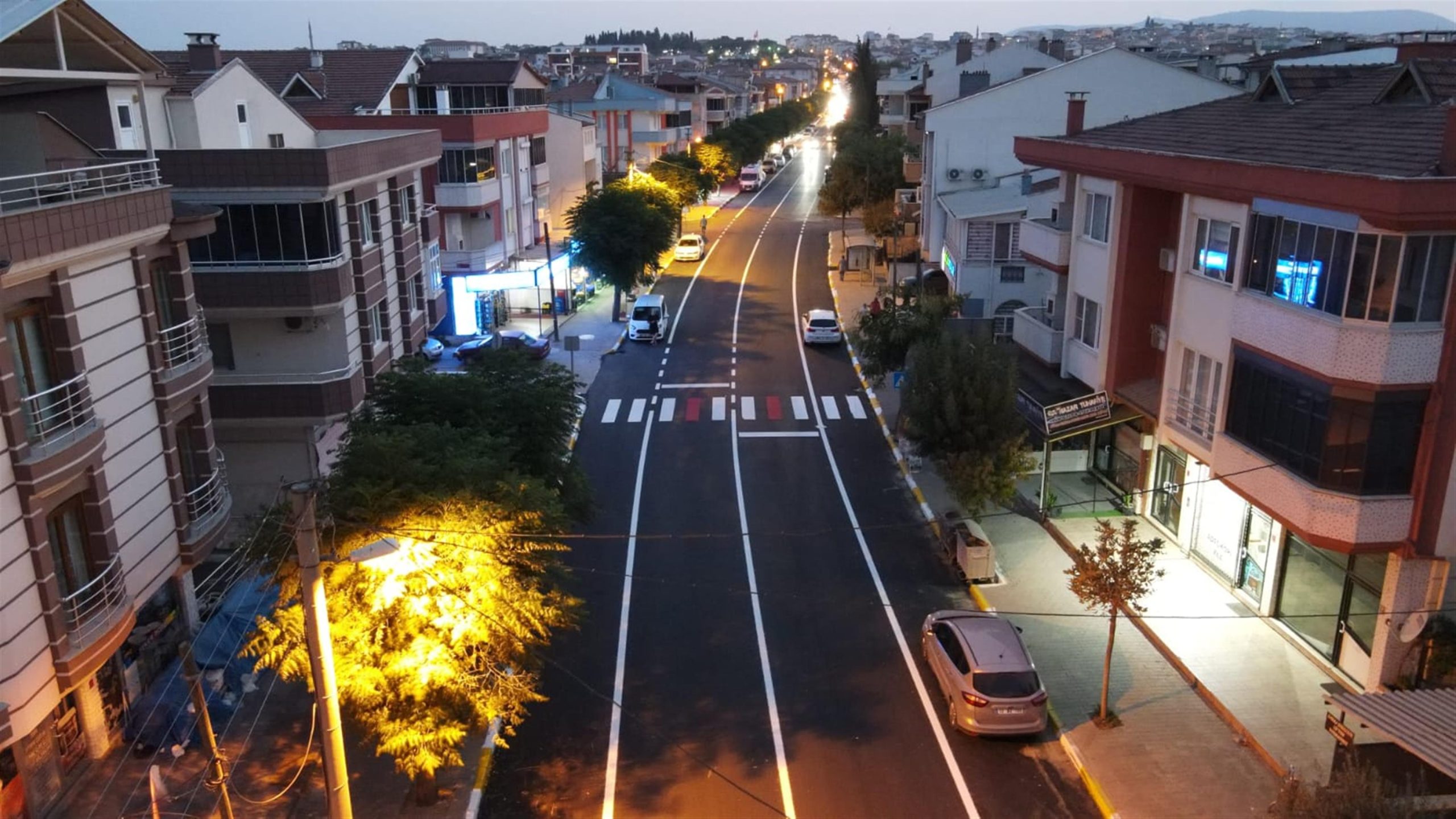 Balıkesir’in dört bir yanında sıcak asfalt serimi gerçekleştiren Balıkesir Büyükşehir