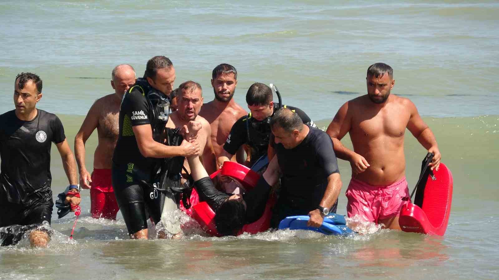 SAMSUN’DA AYNI AİLEDEN 5 KİŞİ BOĞULMA TEHLİKESİ GEÇİRDİ. ÇOCUKLARIN SEDYEDE